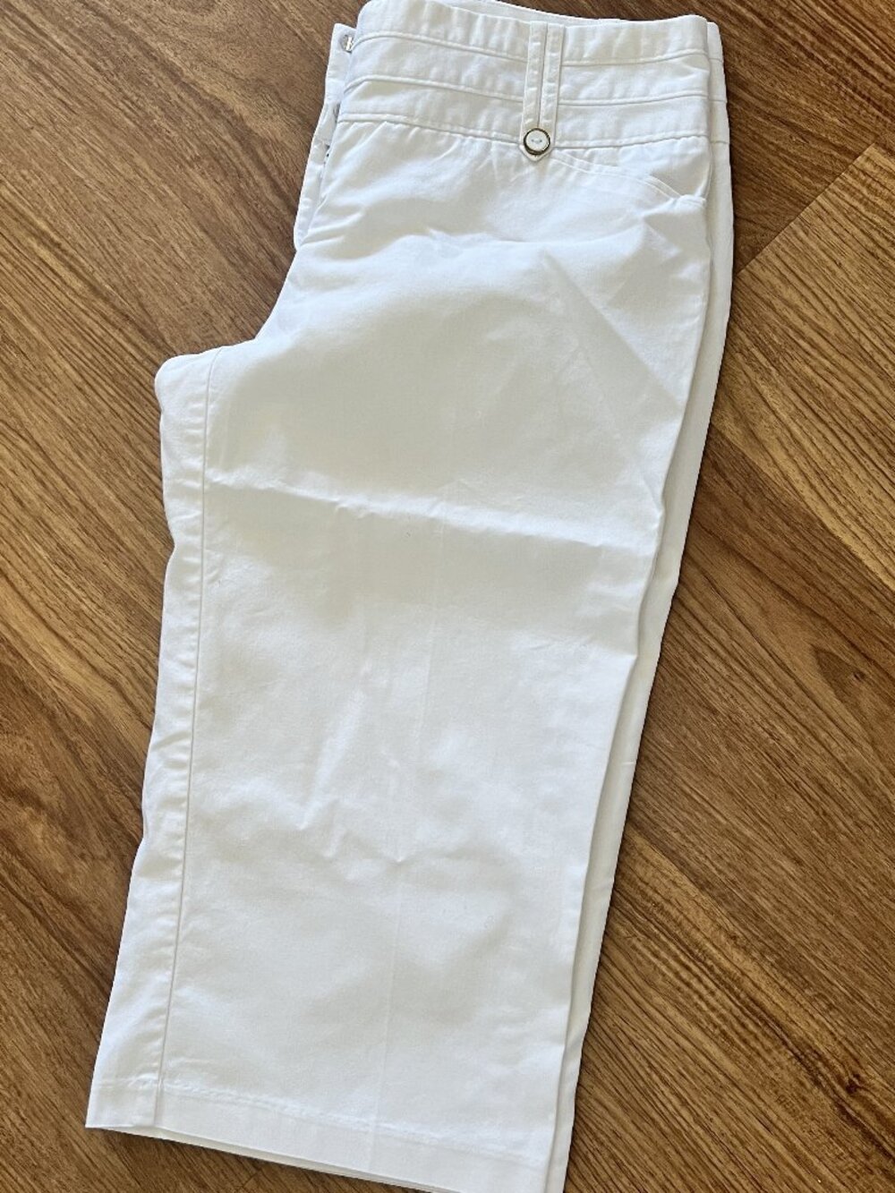 STUDIO Y White Capri Cropped Pants. Size 11/12